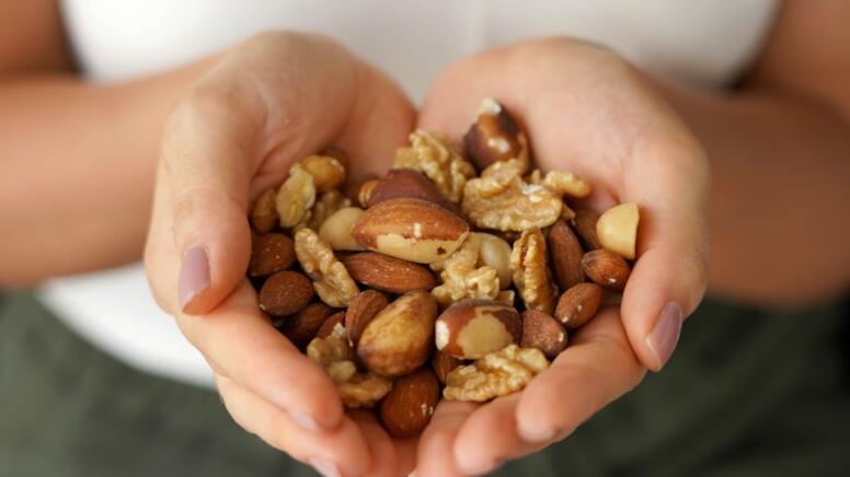 Saçları sürətlə gurlaşdıran çərəz: Hər gün bir ovuc yeyin