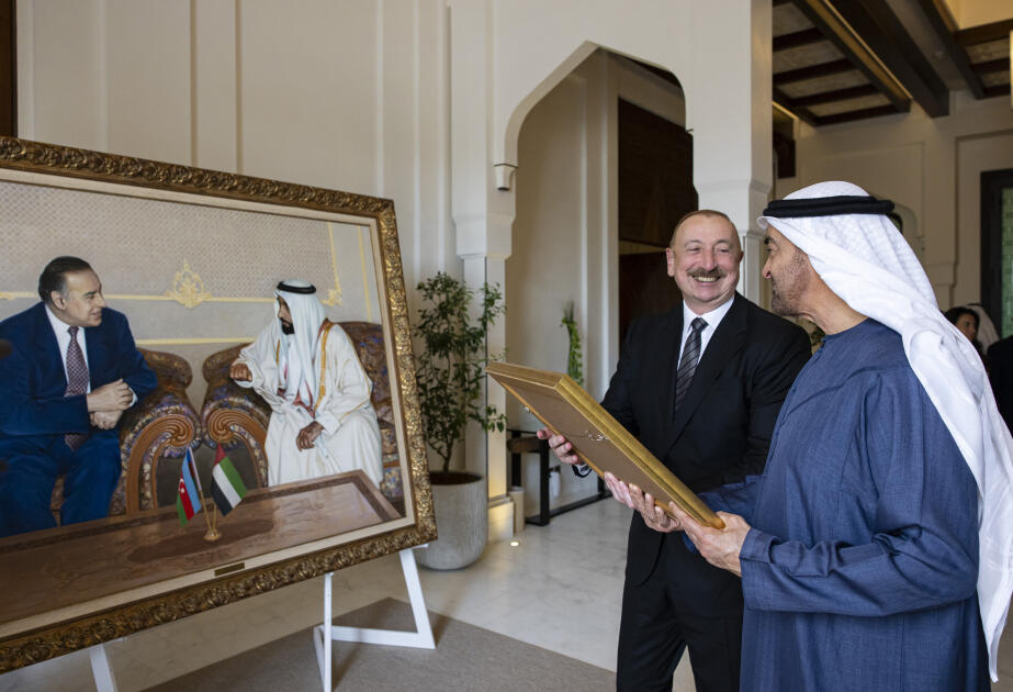 İlham Əliyev Şeyx Məhəmməd bin Zayed Al Nəhyana hədiyyə təqdim edib  FOTO