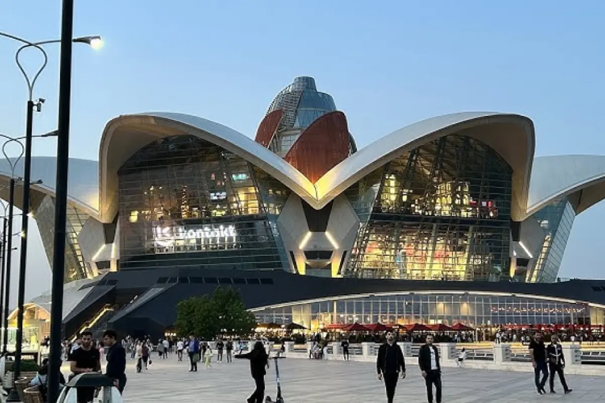 "Dəniz Mall"ın qarşısında ağır qəza: Yaralı var