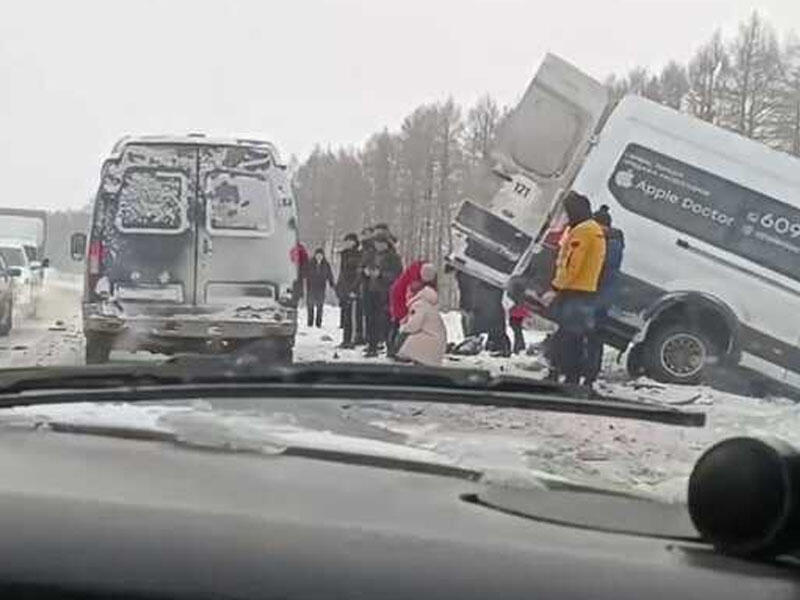 Mikroavtobus avtomobillə toqquşub, ölən var 