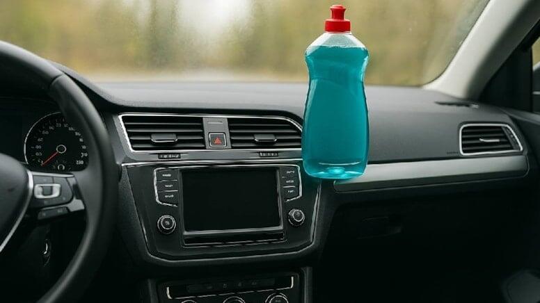 Avtomobilin ş&uuml;şəsinə qabyuyan maye &ccedil;əkin 