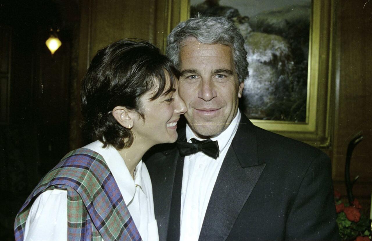 Epşteynin yanından ayırmadığı "sirli" qadın kimdir? 