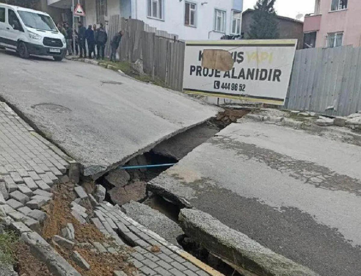 İstanbulda yol çöküb, yaxınlıqdakı yaşayış binaları təxliyə edilib