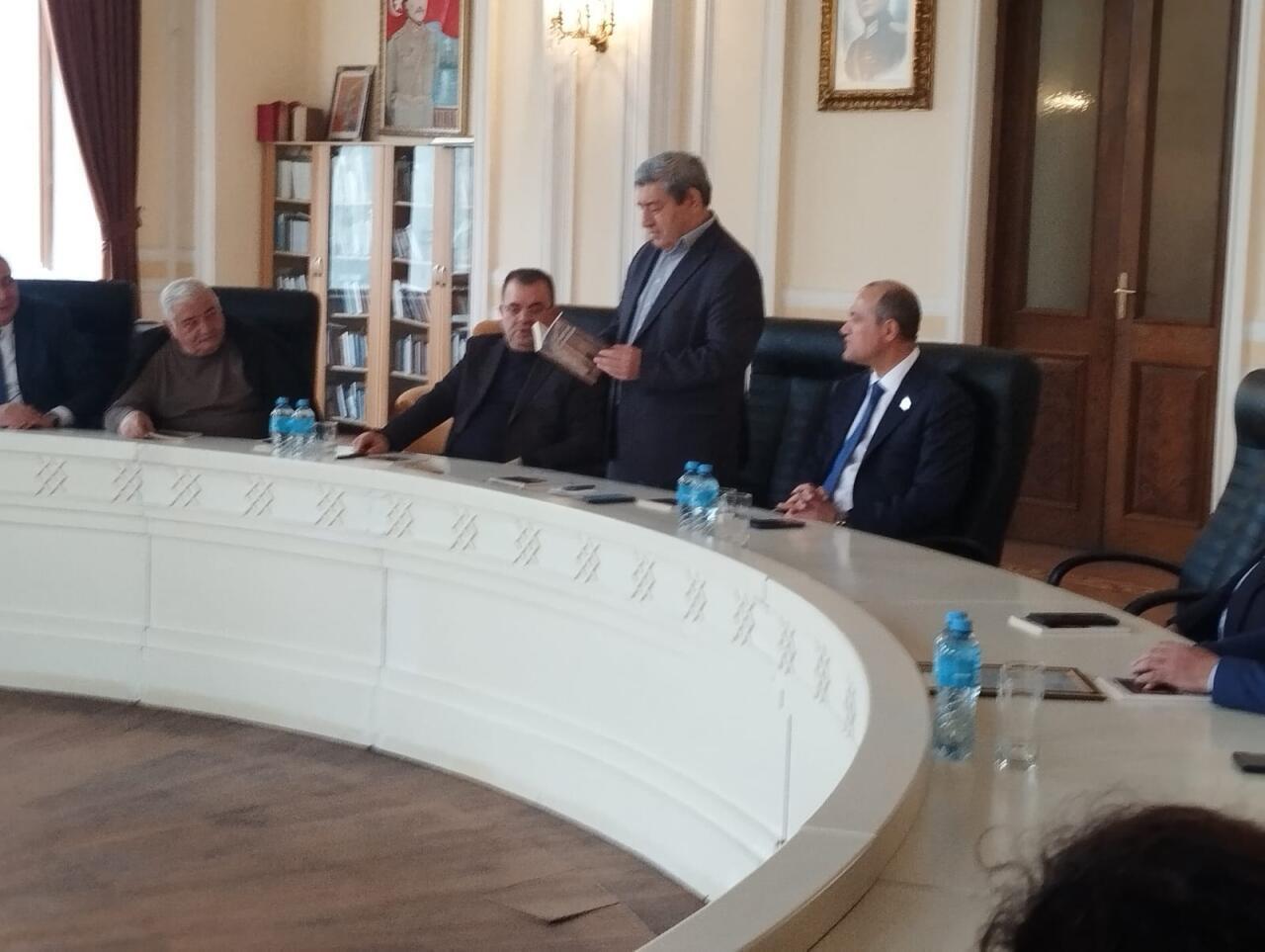 Belə əsərlər yazmaq həm vacibdir, həm də ağır. Yunus Oğuz bu yolları g&ouml;zəl ke&ccedil;ir...