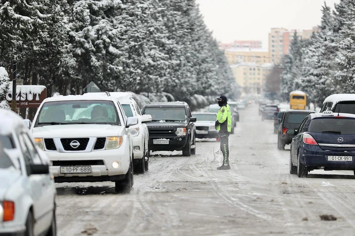 Qara g&ouml;rə maşınlar yolda qaldı 