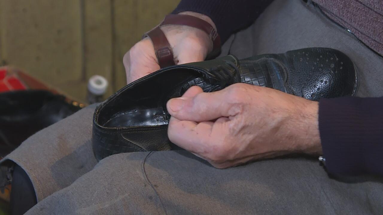 13 min avroluq ayaqqabını qızdan çəkinib təmirə götürmədim 