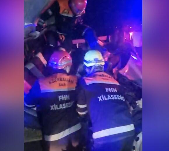 Bakıda qəzadan sonra sürücü avtomobildə sıxılı vəziyyətdə qalıb 