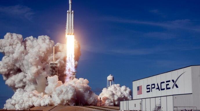 “SpaceX” daha 22 internet peykini orbitə çıxarıb