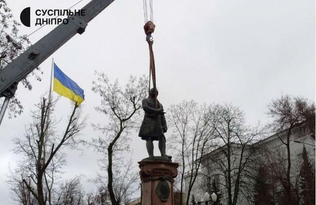 Dneprdə Lomonosovun da heykəli söküldü