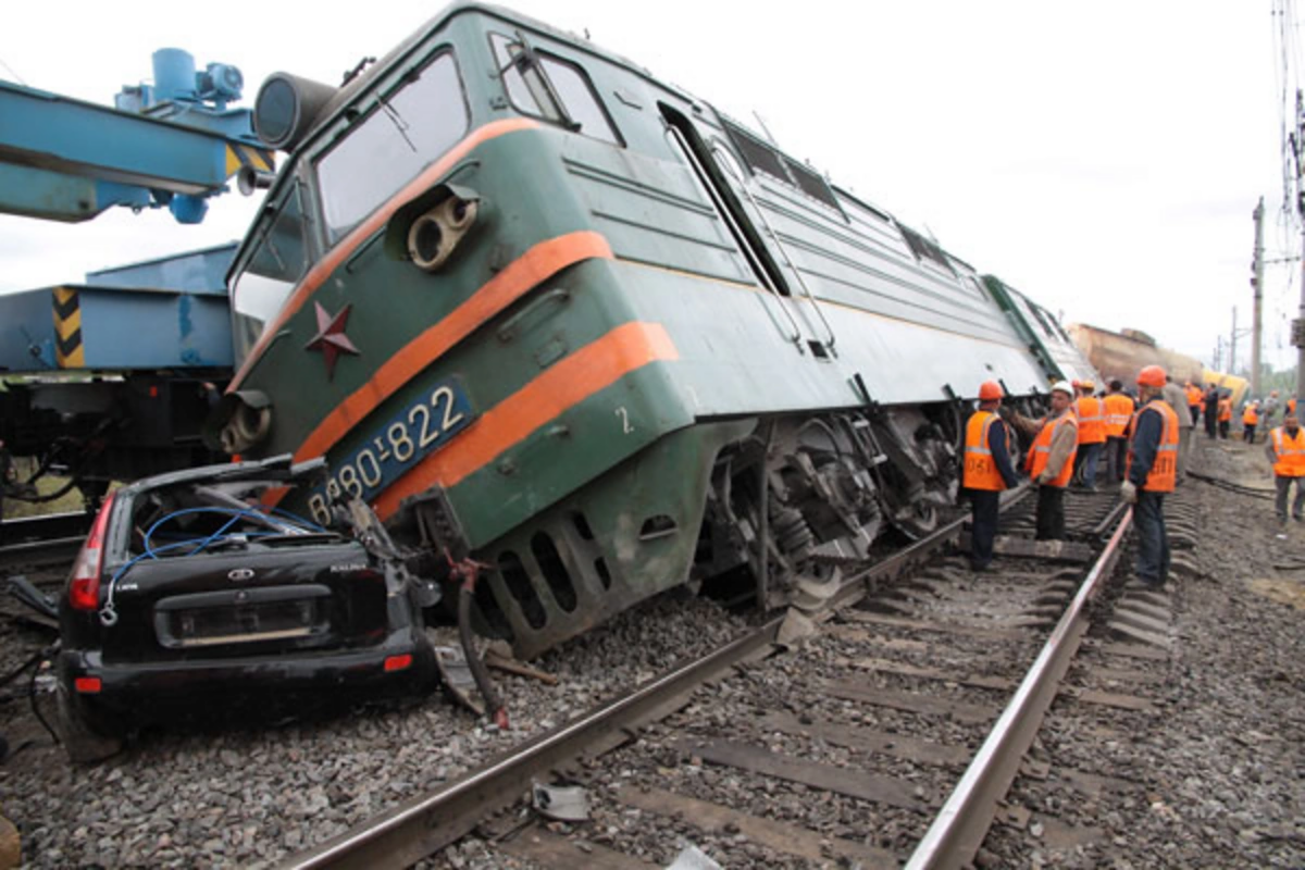 Xa&ccedil;mazda avtomobil qatarla toqquşdu  &Ouml;lən var