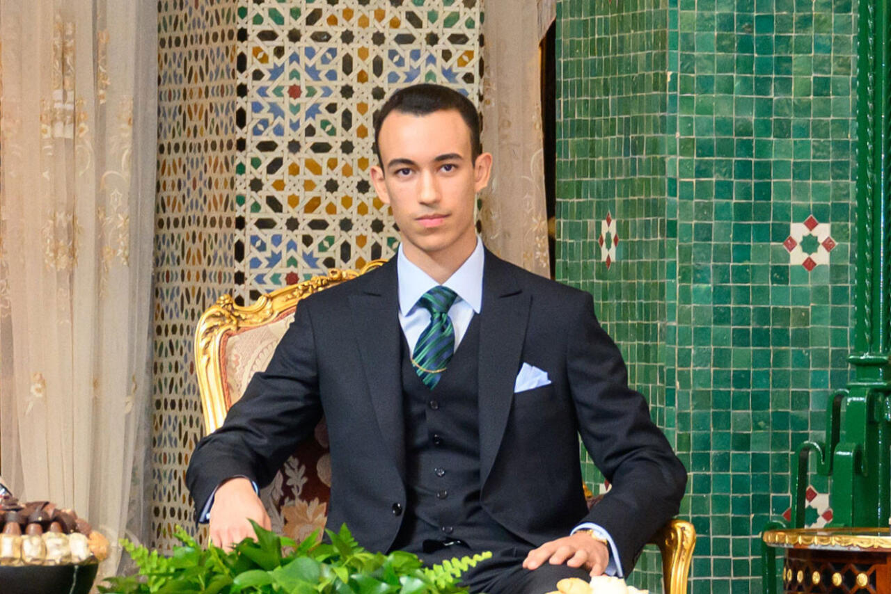 22 yaşlı Mərakeş Şahzadəsinin əlini öpmək istəyənlərə REAKSİYASI 