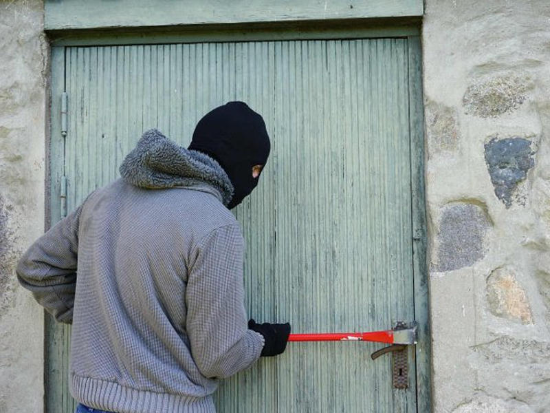 Azərbaycanda maskalı şəxslər evə basqın etdi 