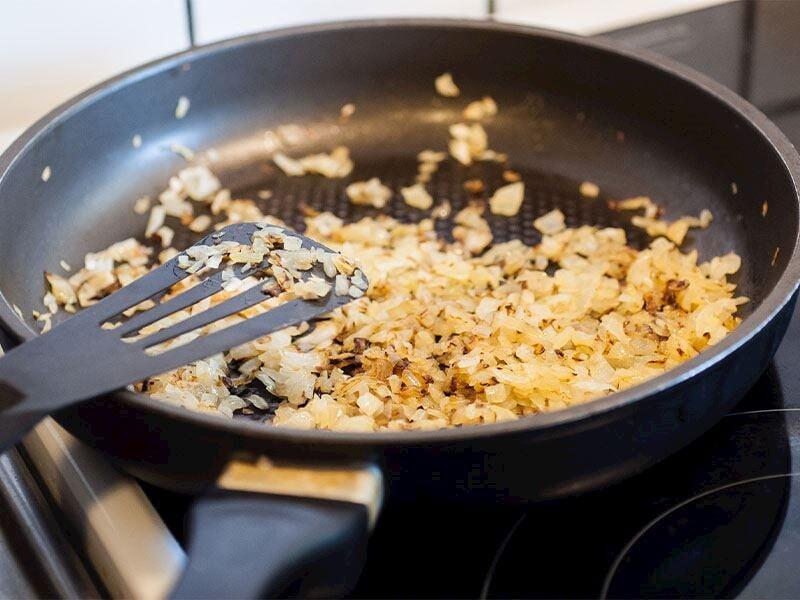 Soğanlar niyə &ccedil;əhrayılaşana qədər qovrulur?