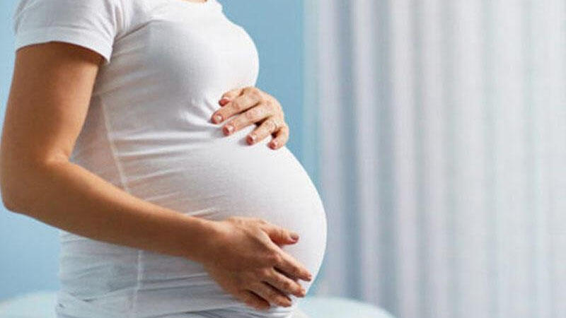 Azərbaycanda ana körpəsini maşında DOĞDU 