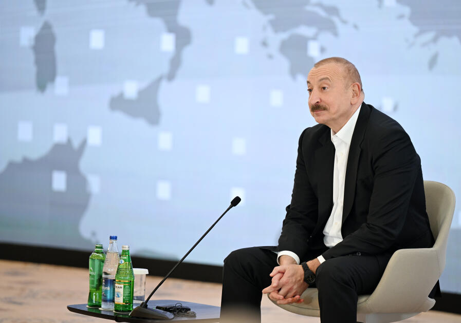 Prezident Media Forumunda qəzaya uğrayan AZAL təyyarəsi ilə bağlı sualı cavablandırıb