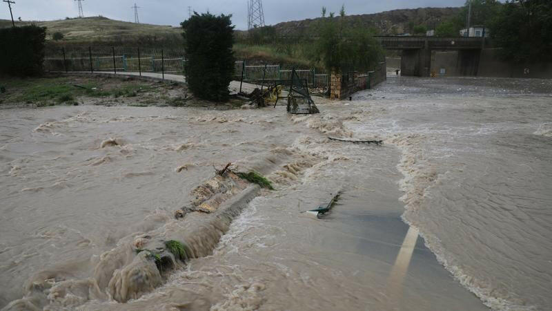 Türkiyədə sel nəticəsində yol çöküb, evlər su altında qalıb  FOTO