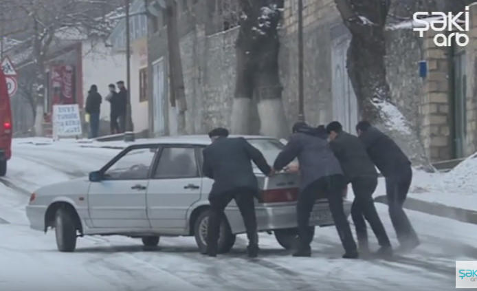 Donan sayğaclar, kəsilən qaz, bağlanan yollar: Qışa hazırlıq nə yerdədir?