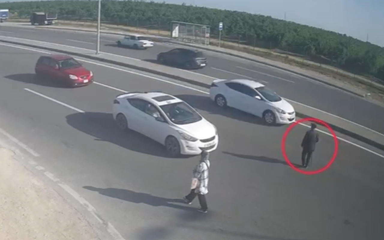 Bakıda yaşlı kişi qəzaya səbəb oldu  Özü isə ölümdən son anda xilas oldu 