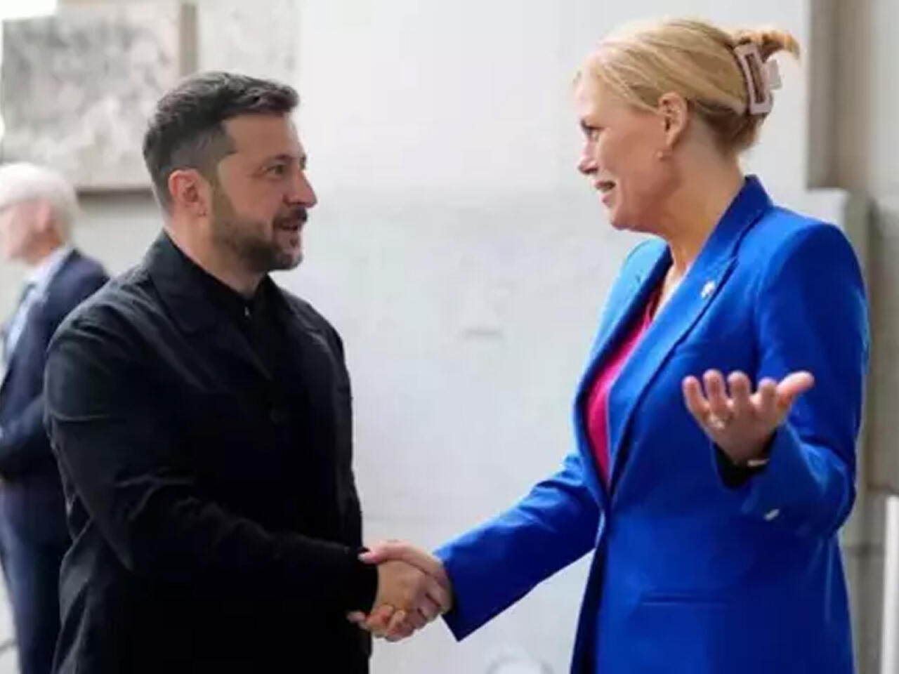 Zelenski uzun müddət sonra ilk dəfə kostyum geyindi  FOTO