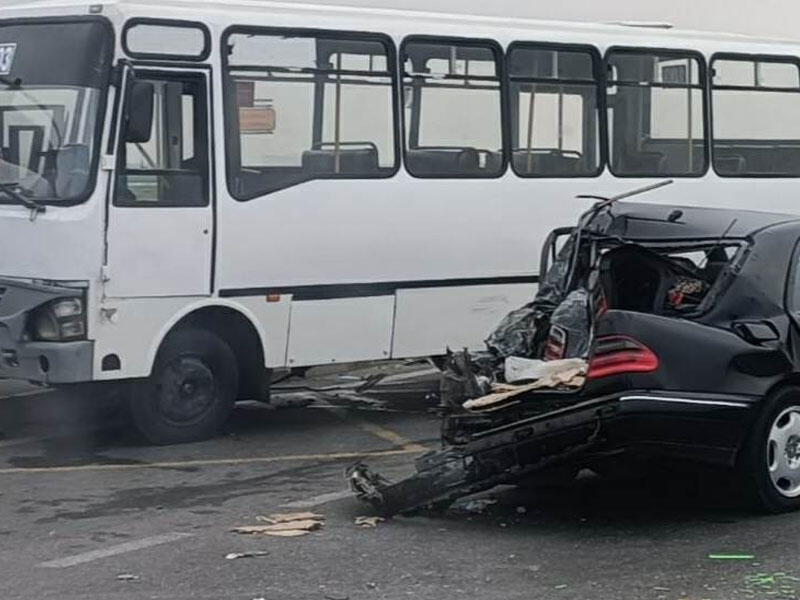Bakıda sərnişin avtobusu “Mercedes”lə toqquşdu  FOTO