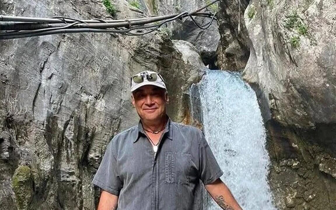 Tanınmış aktyor evində bıçaqlandı  Vəziyyəti ağırdır 