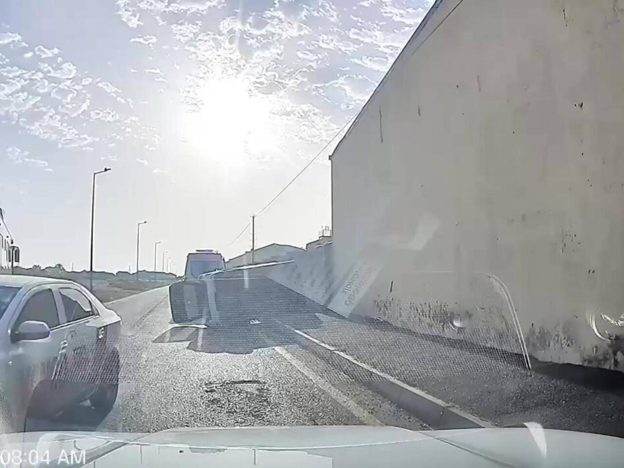 "Bakubus" "Toyota" ilə toqquşdu, maşın aşdı  VİDEO