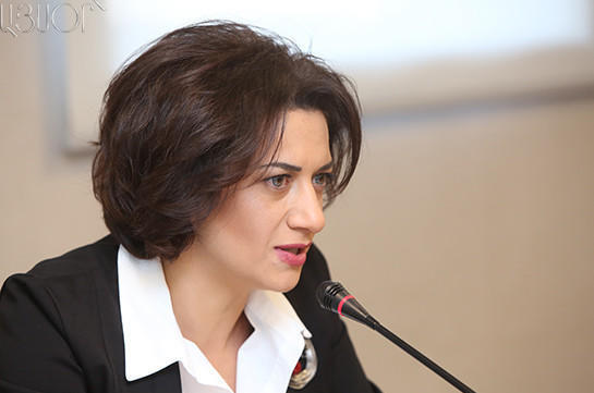 Anna Akopyan Göyçə çimərliyindən FOTO paylaşdı