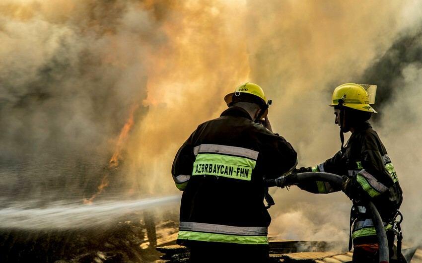 Bakıda binada yanğın: İkiotaqlı mənzil kül oldu 