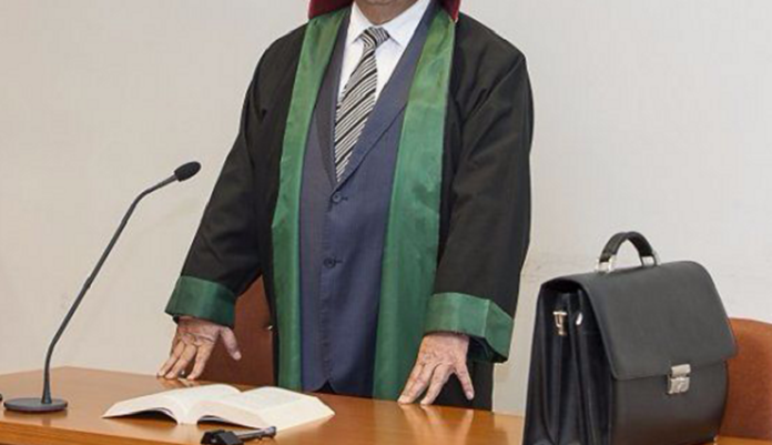2 vəkilin fəaliyyəti dayandırıldı 