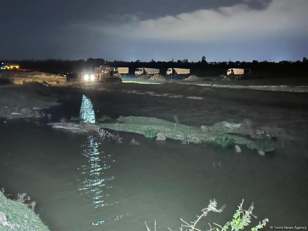 Yuxarı Qarabağ kanalı bəndi yararaq daşıb  FOTO