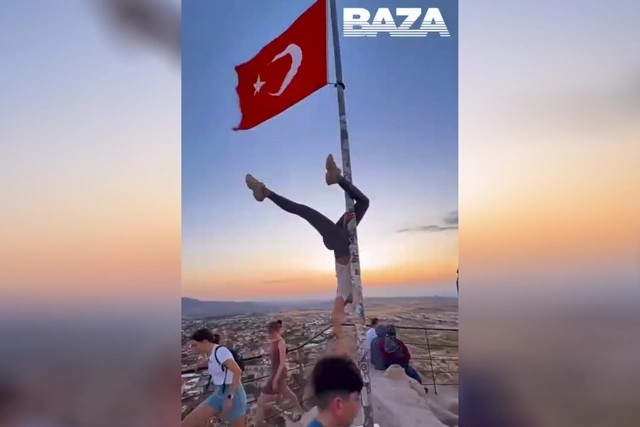 Bayraq dirəyinin üzərinə çıxıb rəqs etdi  HƏBS OLUNACAQ 