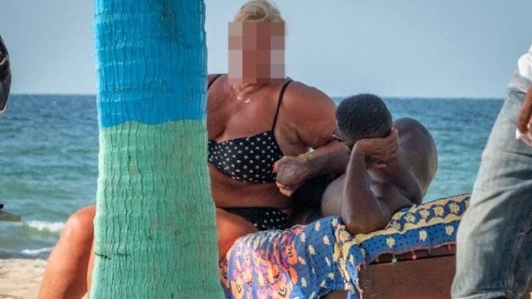 65 yaşlı qadınlar bu &ouml;lkəyə gəlib yaraşıqlı oğlanlarla pul qarşılığında SEVGİLİ OLURLAR 