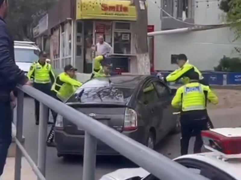 Bakıda sürücü “Prius”u polislərin üzərinə sürdü 