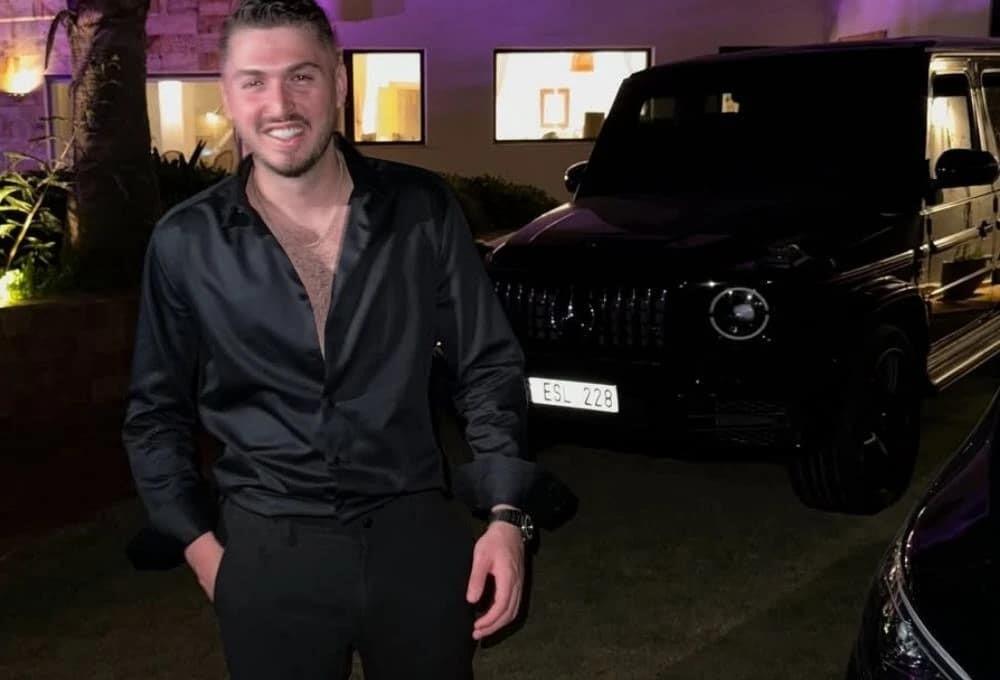 Reper atasına 10 milyonluq avtomobil hədiyyə etdi 