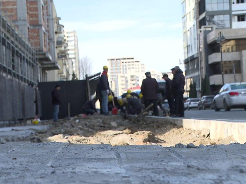 Bakıda səkini zəbt edərək dayanacaq tikirlər? 