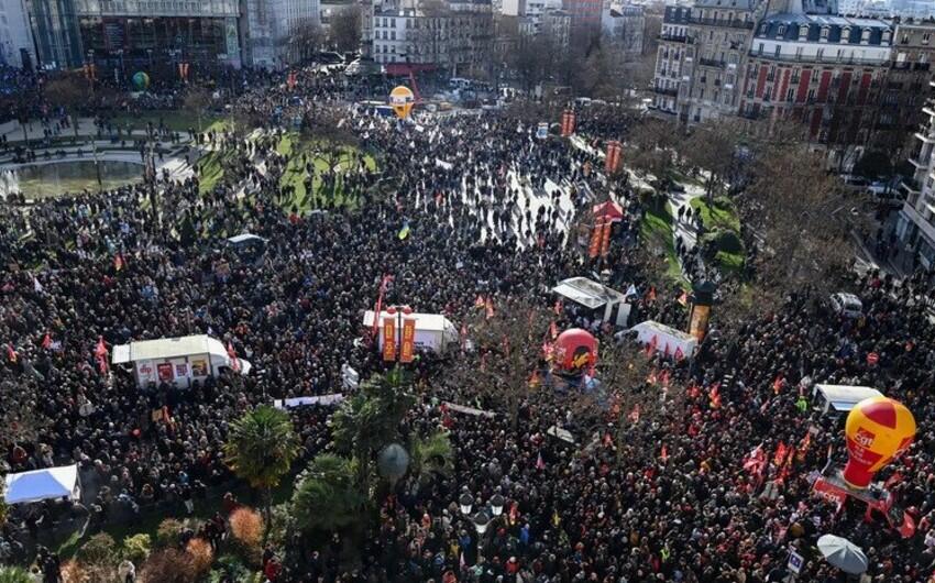 Parisdə 500 minə yaxın insan