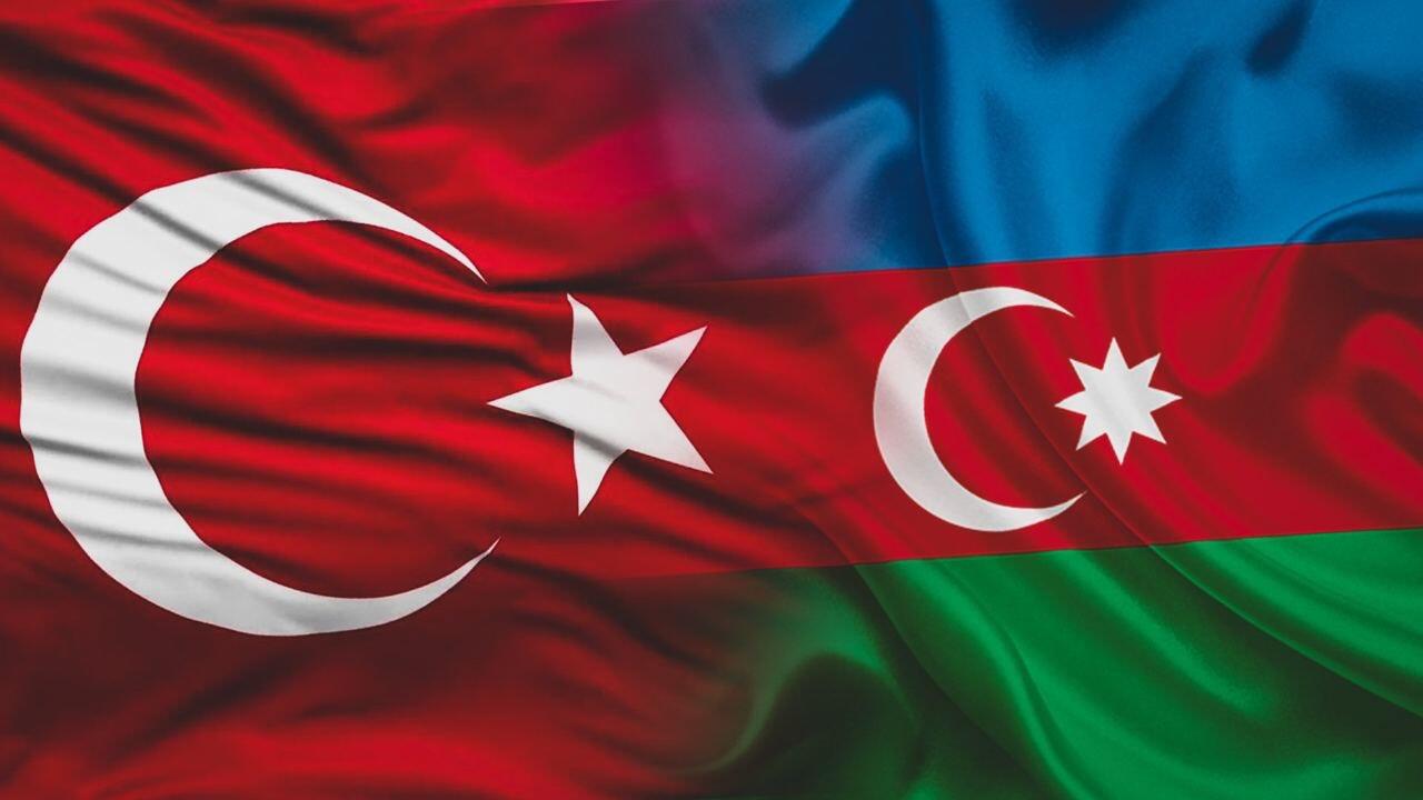 Türkiyəli gənc yerə çəkilən Azərbaycan və Türkiyə bayrağını SİLDİ 