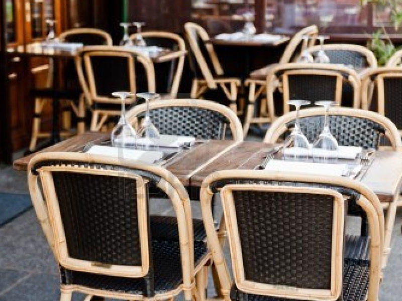 Bakıda məşhur restoranın qarşısında təhlükə  daşlar yola dağıldı 