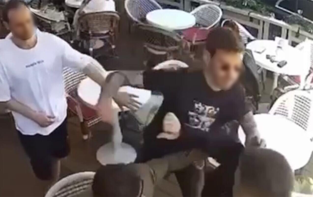 Kafedə dalaşanları ayırmaq istədi, &ouml;z canından oldu...