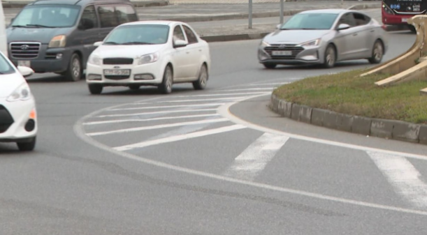 S&uuml;r&uuml;c&uuml;lərin DİQQƏTİNƏ  Bu yolda xətlənmə cərimə yaradır 