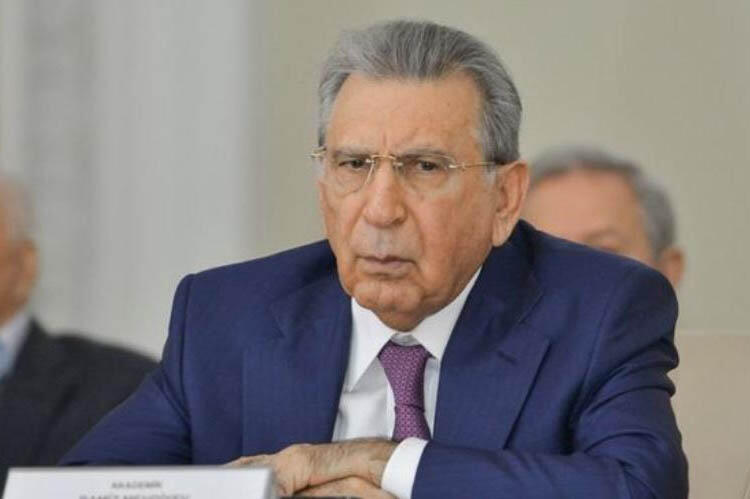 Jurnalistlər “makler” adı ilə Ramiz Mehdiyevin villasına daxil oldu 