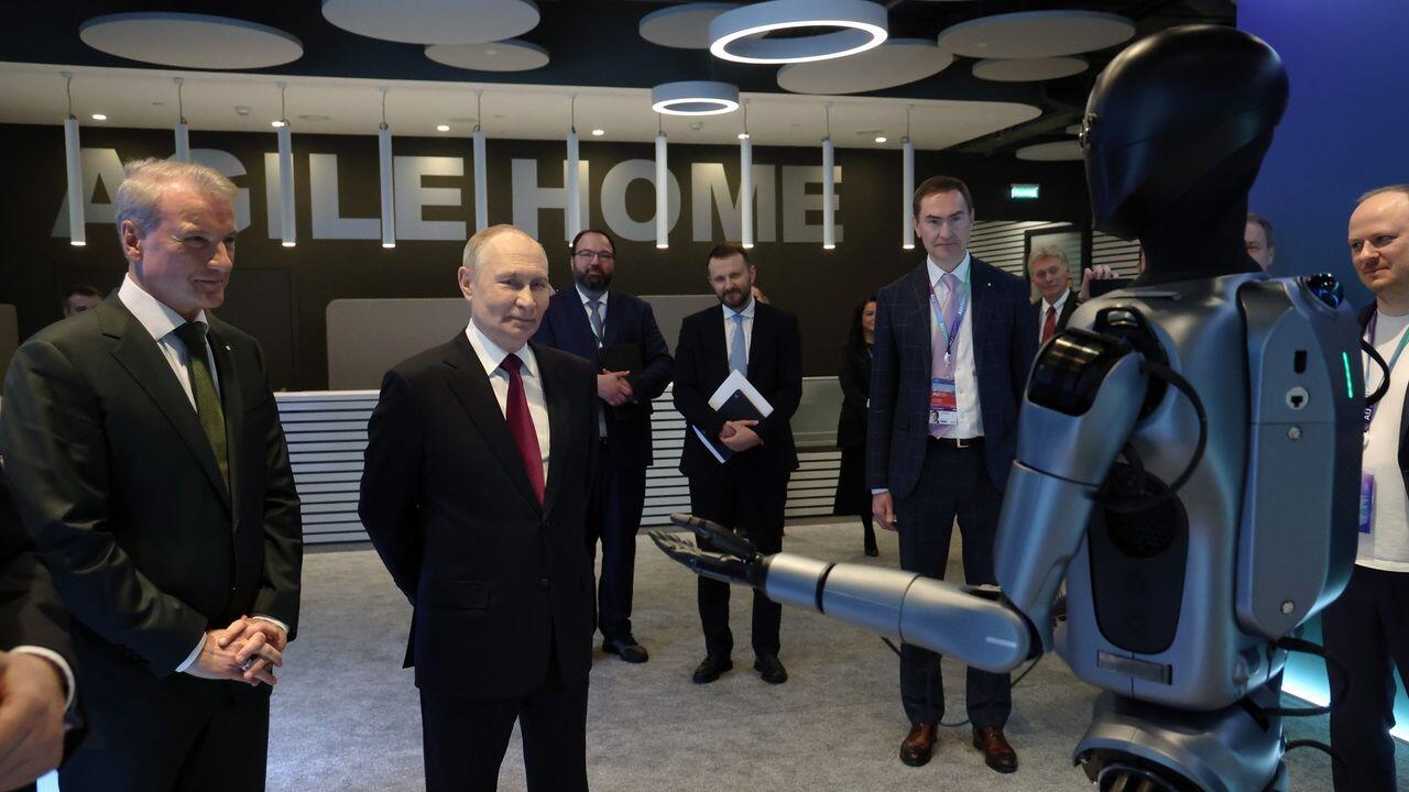Robot Putin &uuml;&ccedil;&uuml;n rəqs etdi  VİDEO