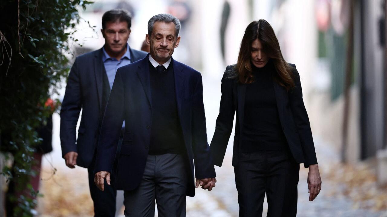 Nikola Sarkozi həbsxanaya arvadı ilə ələlə getdi 