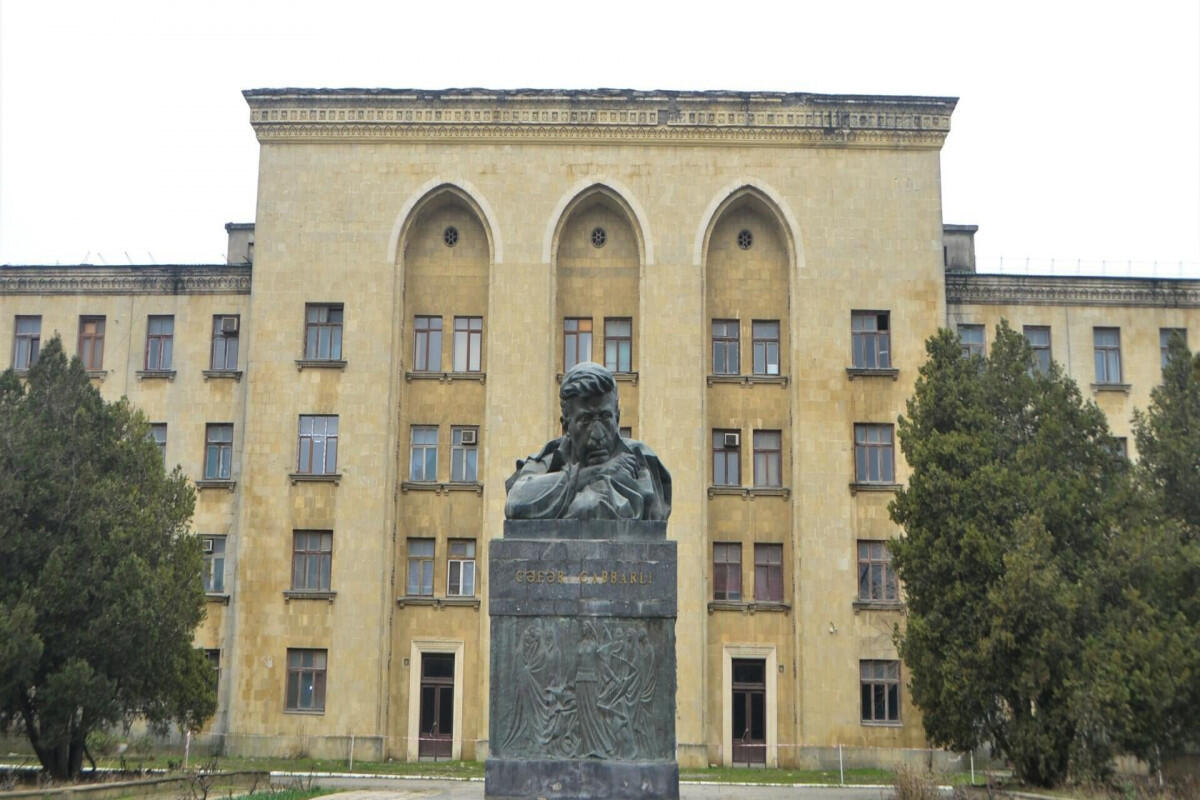 Azərbaycanda kinostudiyada 15 nəfər işdən &Ccedil;IXARILDI