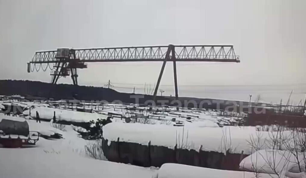 Tikinti kranından yıxıldı, sağ qaldı 