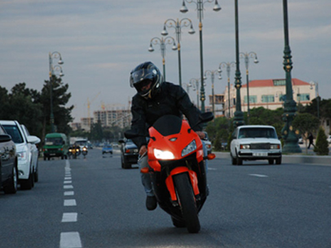 Bakıda motosikleti insanların üzərinə sürən şəxs