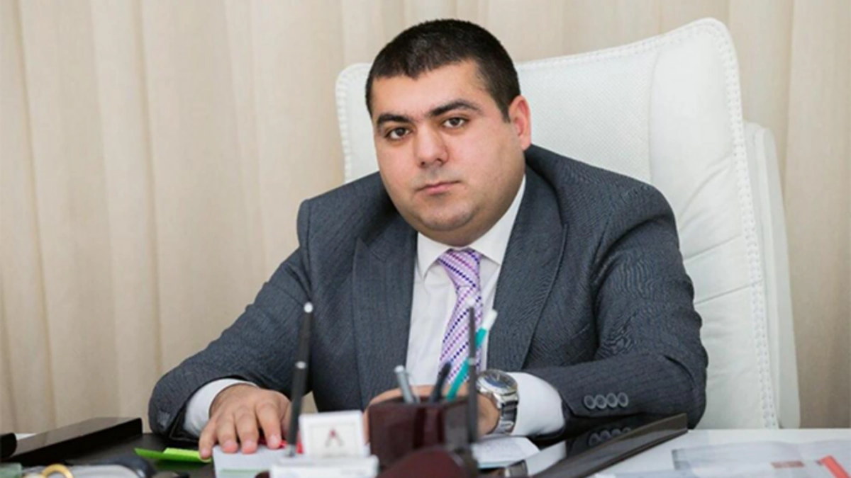 1,2 milyon manatlıq dələduzluq: Sabiq bank m&uuml;diri oğlunun məhkəmə taleyi necə olacaq?