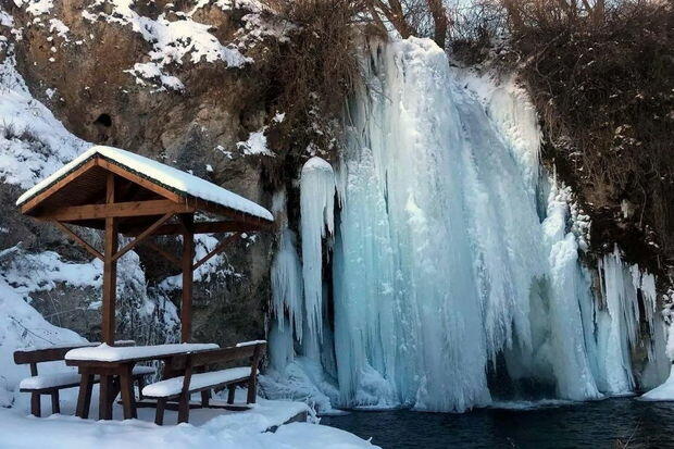 Türkiyədə donmuş şəlalə görənləri heyran qoydu  FOTO