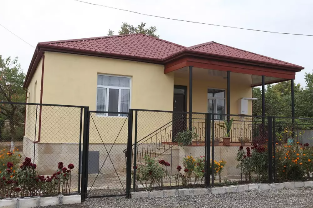 Azərbaycanda bu ailələr üçün ikiotaqlı evlər tikiləcək