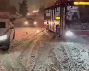 Bakının bu ərazisinə g&uuml;cl&uuml; qar yağır  VİDEO